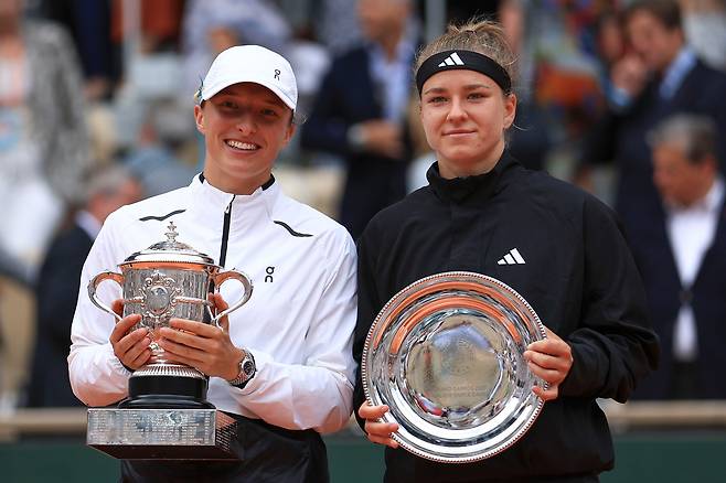 이가 시비옹테크(왼쪽)가 10일(현지 시각) 프랑스 파리에서 열린 프랑스오픈 여자 단식 결승전에서 우승한 뒤 열린 시상식에서 카롤리나 무호바와 함께 기쁨을 나누고 있다. /AP연합뉴스