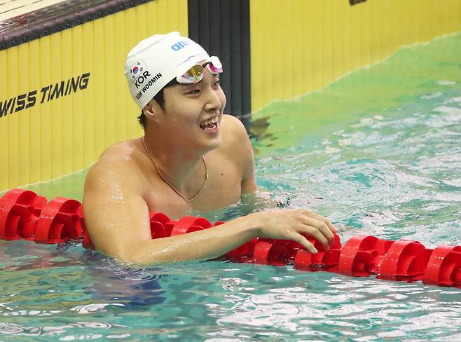 김우민(강원도청)이 자유형 800m 결승에서 우승한 뒤 기뻐하고 있다. /연합뉴스