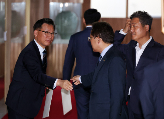 2일 국회의장실에서 선거제 개편안을 논의한 국민의힘 이양수 원내수석부대표와 민주당 송기헌 원내수석부대표가 나오고 있다. 이날 김진표 국회의장은 '선거제 개편안' 마련을 위한 '2+2 협의체' 구성 여부를 논의했다. 사진=연합뉴스