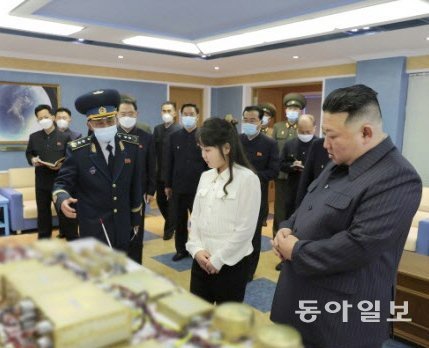 4월 18일 국가우주개발국을 방문한 김정은이 딸 김주애와 함께 정찰위성에 들어갈 부품을 살펴보고 있다.동아일보DB