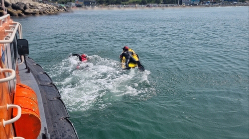 물에 빠진 40대 여성 구조에 나선 해경[포항해경 제공]