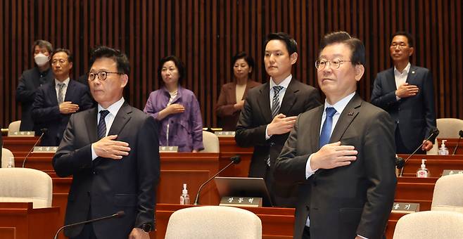 더불어민주당 이재명 대표, 박광온 원내대표와 의원들이 30일 오후 서울 여의도 국회에서 열린 의원총회에서 국기에 대한 경례를 하고 있다. 연합뉴스