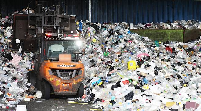 환경의 날인 5일 오전 경기도 용인시재활용센터에 플라스틱 재활용 쓰레기가 쌓여 있다. 연합뉴스