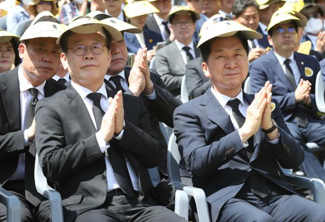 이재명(왼쪽) 더불어민주당 대표와 김기현 국민의힘 대표가 지난달 23일 경남 김해시 봉하마을에서 엄수된 노무현 전 대통령 서거 14주기 추도식에 참석해 박수를 치고 있다. 국회사진기자단