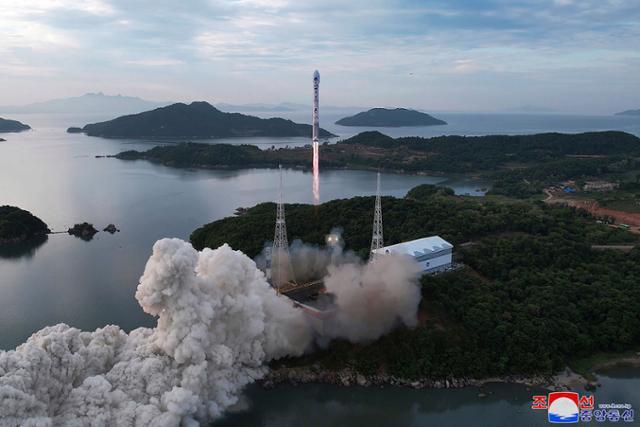 북한이 지난달 31일 첫 군사정찰위성을 실은 위성운반로켓 '천리마 1형'의 발사하는 장면. 로켓은 북한 평안북도 철산군 동창리의 새 발사장에서 발사된 것으로 추정된다. 조선중앙통신 뉴시스