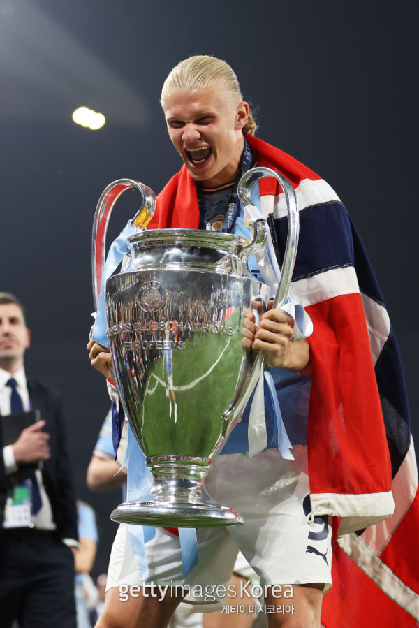 맨체스터 시티 엘링 홀란이 UEFA 챔피언스리그 우승 트로피를 들고 기뻐하고 있다. 사진=게티이미지