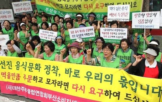 다가온 여름철을 맞아 잔반재사용금지를 내용으로 하는 선진음식문화정착 대시민홍보캠페인이 부산 영광도서앞에서 열렸다. 중앙포토