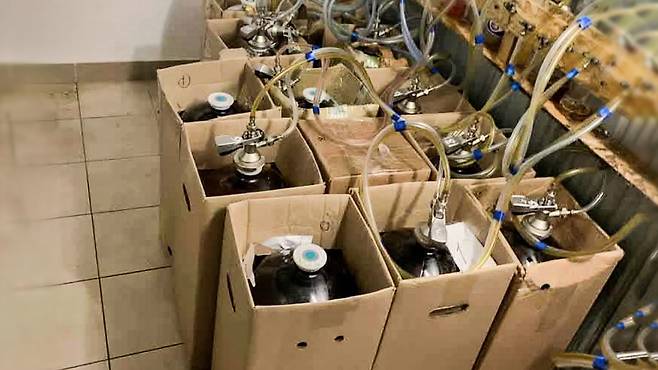 문제의 제품은 30리터짜리  큰 통에 담겨 유통됐다. 맥주 전문점은 일반 플라스틱병에 담아 소비자들에게 판매했다.(사진출처 :러시아 내무부)