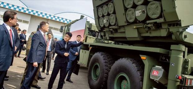 지난 7일 경남 사천에서 열린 FA-50 1호기 출고식에 참석한 마리우시 브와슈차크 폴란드 국방부 장관이 현장에 전시된 폴란드 수출형 국산 다연장로켓(MLRS) ‘천무’를 살펴보고 있다.  폴란드 국방부 트위터