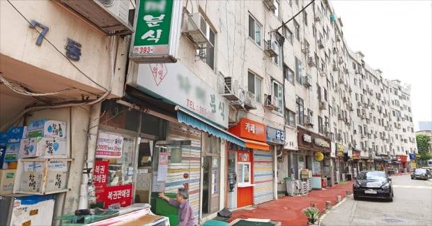 당정이 5인 미만 사업장에도 근로기준법을 확대 적용하는 방안을 추진하면서 영세자영업자들의 부담이 더 커질 것이라는 우려가 나온다. 사진은 11일 문이 닫혀있는 서울 미근동 서소문아파트 식당들.  이솔 기자