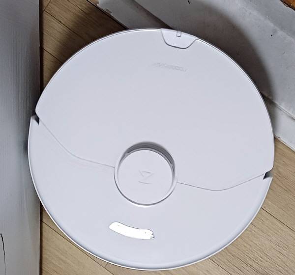 로보락 S7 Max Ultra가 문턱과 방문 사이에 끼여 있다. 로봇청소기가 잘 끼이기 쉬운 곳이다. 이 제품은 스스로 빠져 나왔다. 정옥재 기자