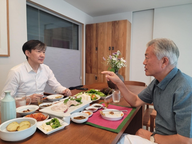 조국 전 법무부 장관이 지난 10일 경남 양산시 평산마을을 찾아 문재인 전 대통령과 식사하며 담소를 나누고 있다. 조 전 장관 페이스북 캡처