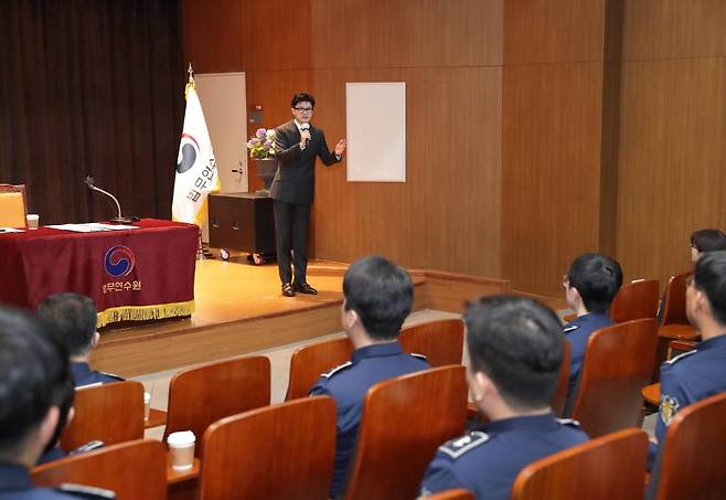 [서울=뉴시스] 한동훈 법무부 장관이 19일 충북 진천 법무연수원에서 교정공무원들을 대상으로 강연을 하고 있다. (사진=법무부 제공) 2023.04.19. *재판매 및 DB 금지