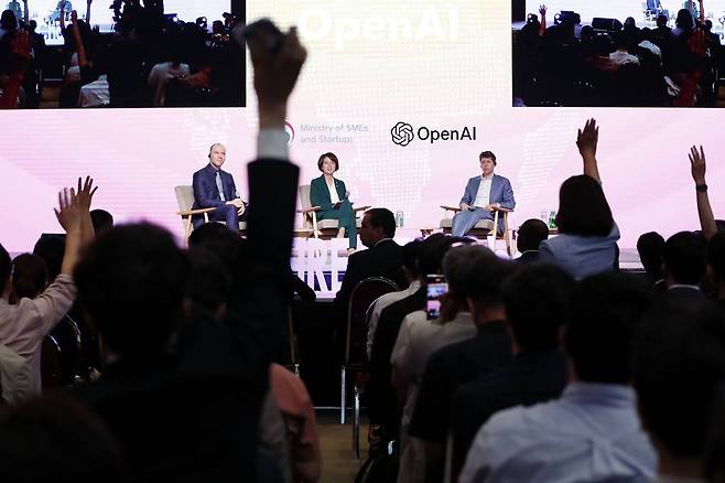 9일 서울 영등포구 63스퀘어에서 열린 K-Startups meet OpenAI 행사에서 스타트업 관계자들이 샘 알트만 오픈AI 최고경영자, 그렉 브로크만 오픈AI 회장에게 질문 하기 위해 손을 들고 있다. /사진=뉴시스