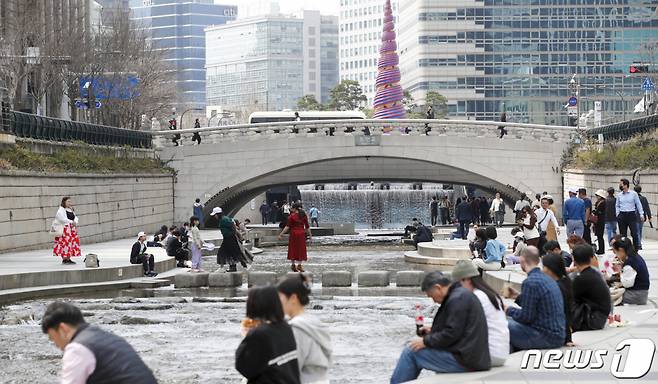 지난 3월23일 오후 서울 종로구 청계천에서 시민들이 산책을 하고 있다. /사진=뉴스1