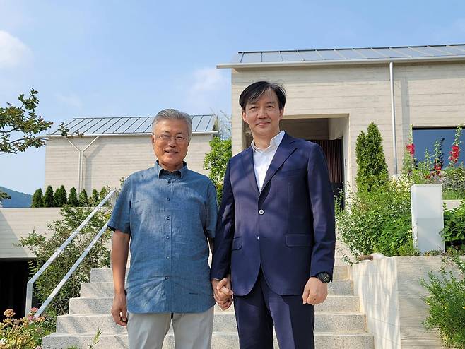 조국 전 법무부 장관이 경남 양산시 하북면 평산마을을 찾아 문재인 전 대통령과 만났다. 조 전 장관은 지난 10일 밤 페이스북에 글을 올려 이날 낮에 문 전 대통령과 만난 사실을 공개했다. [연합]