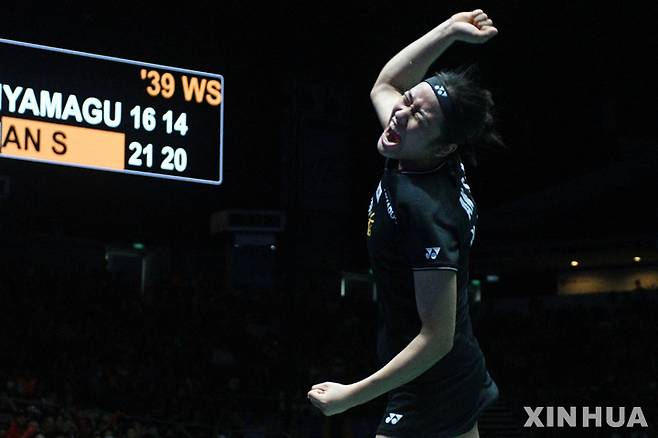 [싱가포르=신화/뉴시스] 안세영이 11일(현지시각) 싱가포르 체육관에서 열린 2023 싱가포르 오픈 배드민턴선수권대회 여자단식 결승전에서 일본의 야마구치 아카네를 꺾고 우승을 확정 지은 뒤 기뻐하고 있다. 2023.06.11.