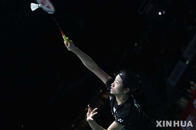 [싱가포르=신화/뉴시스] 안세영이 11일(현지시각) 싱가포르 체육관에서 열린 2023 싱가포르 오픈 배드민턴선수권대회 여자단식 결승전에서 일본의 야마구치 아카네와 경기를 하고 있다. 2023.06.11.