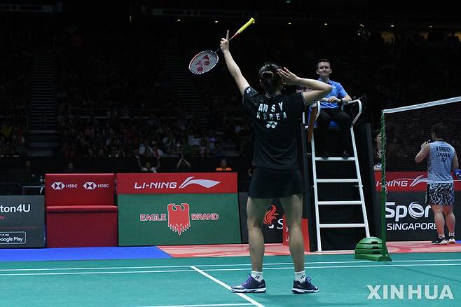 [싱가포르=신화/뉴시스] 안세영이 11일(현지시각) 싱가포르 체육관에서 열린 2023 싱가포르 오픈 배드민턴선수권대회 여자단식 결승전에서 일본의 야마구치 아카네를 꺾고 우승을 확정 지은 뒤 기뻐하고 있다. 2023.06.11.