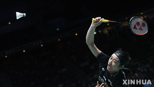 [싱가포르=신화/뉴시스] 안세영이 11일(현지시각) 싱가포르 체육관에서 열린 2023 싱가포르 오픈 배드민턴선수권대회 여자단식 결승전에서 일본의 야마구치 아카네와 경기를 하고 있다. 2023.06.11.