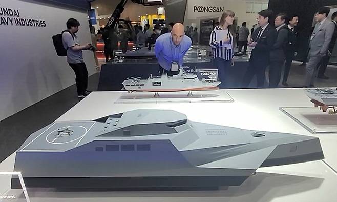 7일 부산 벡스코에서 열린 국제해양방위산업전에서 HD현대중공업이 무인전력지휘통제함 모형을 처음으로 공개하고 있다. 부산=연합뉴스