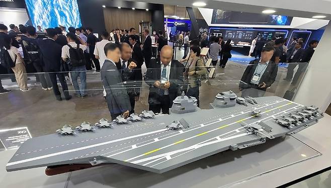 7일 부산 벡스코에서 열린 국제해양방위산업전에서 참석자들이 HD현대중공업이 개발 중인 한국형 항공모함을 살펴보고 있다. 부산=연합뉴스