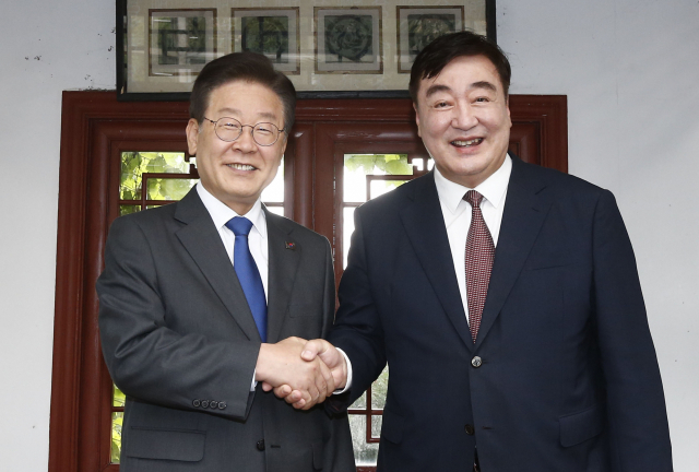 이재명 더불어민주당 대표가 8일 성북구 중국대사관저에서 싱하이밍 주한 중국대사를 만나고 있다. 연합뉴스