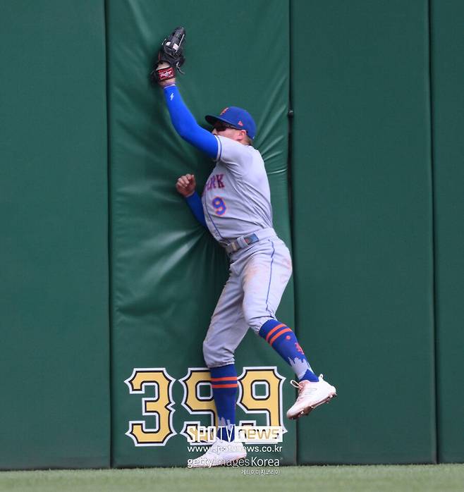 ▲ 브랜든 니모는 호수비로 센가의 호투에 힘을 보탰다.