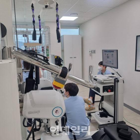 대전세종충남·넥슨 후원 공공어린이재활병원에 근무 중인 소아재활 전문 물리치료사들이 치료를 준비 중이다. (사진=박진환 기자)