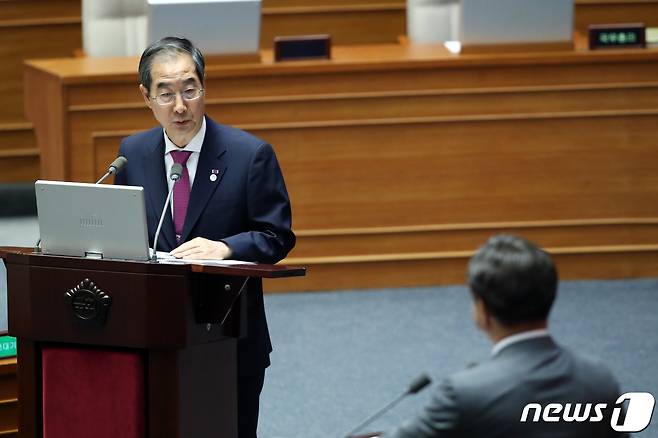 한덕수 국무총리가 12일 오후 서울 여의도 국회 본회의장에서 열린 제407회 국회(임시회) 제 1차 본회의 대정부질문에서 윤호중 더불어민주당 의원 질의에 답변하고 있다. 2023.6.12/뉴스1 ⓒ News1 황기선 기자