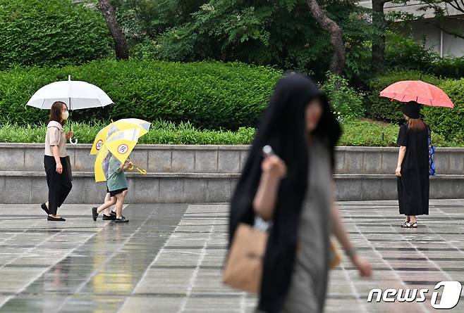 6일 오후 서울 용산역에서 우산을 쓴 시민들이 걷고 있다. 2023.6.6/뉴스1 ⓒ News1 구윤성 기자