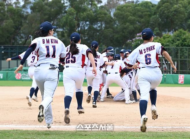 대한민국 여자야구 대표팀 투수 이지숙이 마지막 아웃카운트를 헛스윙 삼진으로 잡아내자 대표팀 선수들이 그라운드로 뛰쳐 나오고 있다. 람틴(홍콩) | 황혜정기자. et16@sportsseoul.com