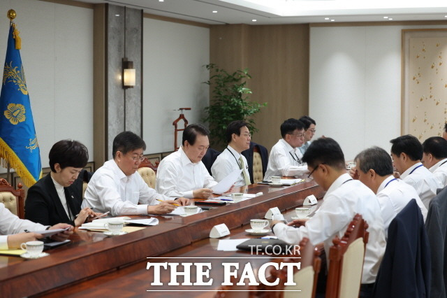 윤석열 대통령은 12일 수석비서관회의에서 강력범죄 가해자의 신상공개 확대 방안을 신속히 마련할 것을 지시했다. 지난해 11월 28일 오전 서울 용산 대통령실 청사에서 수석비서관 회의를 주재하고 있는 윤 대통령. /대통령실 제공