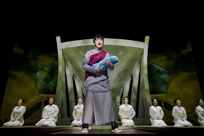 에우리피데스의 그리스 비극이 원작인 국립창극단의 ‘트로이의 여인들’(극본 배삼식, 연출 옹켕센). 오는 8월 세계 최대 공연 축제인 영국 에든버러 페스티벌에서 공연한다. /국립창극단