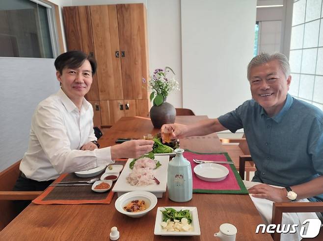 조국 전 법무부 장관이 지난 10일 경남 양산시 평산책방을 찾아 책방지기로 봉사한 뒤 문재인 전 대통령과 식사하는 모습. 

조 전 장관은 페이스북에 사진과 함께 “문재인 정부의 모든 것이 부정되고 폄훼되는 역진(逆進)과 퇴행의 시간 속에서 무엇을 해야 하는지 고민하고 있다”며 “지도도 나침반도 없는 ‘’길 없는 길‘’을 걸어가겠다”고 밝혔다. (조국 전 장관 페이스북 캡쳐) 2023.6.11/뉴스1