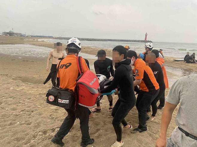 10일 오후 5시33분께 강원도 양양군 강현면 전진리 설악해변에서 관광객 6명이 벼락을 맞았다. 강원도소방본부 제공