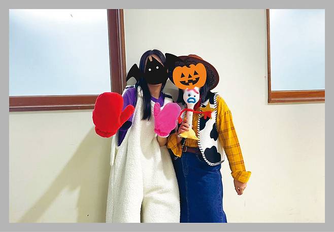 코로나 앤데믹을 맞아 마스크를 벗는 일상생활이 빠르게 안착되면서 기존 졸업사진의 틀을 깬 개성 있는 콘셉트의 졸업앨범 촬영이 Z세대의 특별한 문화로 자리 잡고 있다.