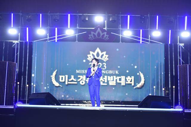 '감성거인' 황민호가 무대에서 애절한 목소리로 관객들을 사로잡고 있다. 류수현 기자