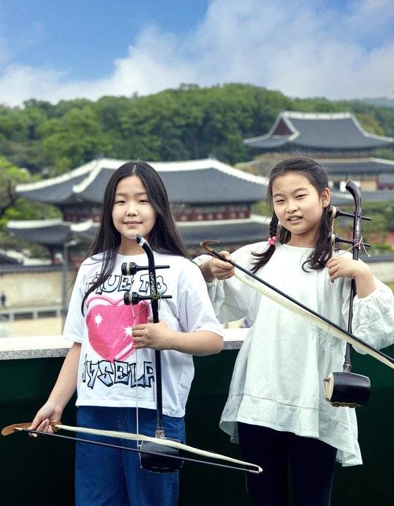 해금의 구조부터 운지법과 국악에서 사용하는 음계를 배우고 간단한 연주를 해본 정아인(왼쪽)·박재인 학생기자.