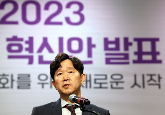 정태익 TBS 대표이사가 12일 오후 서울 마포구 TBS 라디오공개홀에서 정치 편향 논란을 사과하고 공정성 강화를 위해 임직원의 부당한 정치활동을 금지하는 등 정치 중립성을 강화할 방안을 발표하고 있다. 연합뉴스