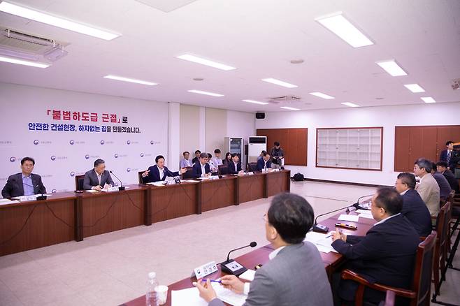 원희룡 장관은 12일 대전지방국토관리청을 찾아 한국토지주택공사(LH), 한국도로공사, 한국철도공사 등 공공공사 발주기관과 불법 하도급 집중단속 현황을 점검하고, 근절 방안을 논의했다. 국토부 제공