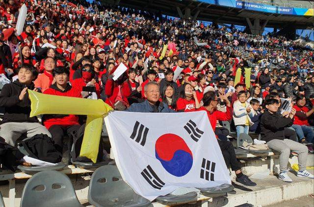 한국 응원단이 12일(한국시간) 라플라타 스타디움에서 열린 2023 국제축구연맹(FIFA) 20세 이하(U-20) 월드컵 3·4위 결정전에서 우리 대표팀 선수들을 응원하고 있다. 연합뉴스