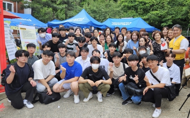 해인교회 교인들과 계산고 학생들이 지난 10일 바자회 자원봉사를 마치고 기념촬영하고 있다. 계산고 제공