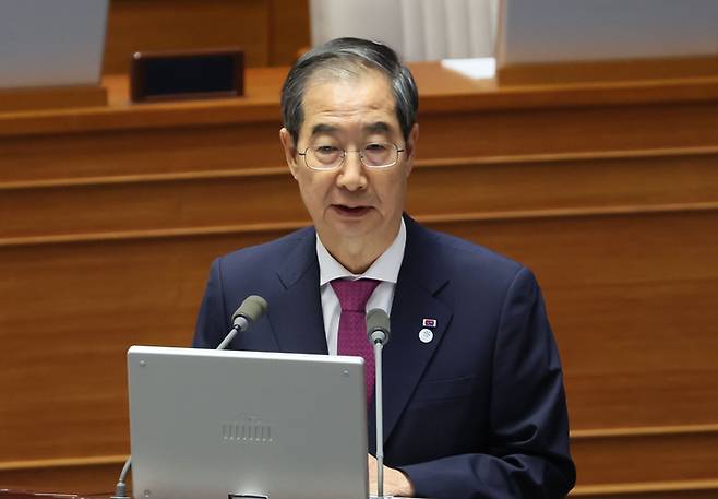 한덕수 국무총리가 12일 오후 열린 국회 본회의 대정부 질문에서 더불어민주당 윤호중 의원의 질문에 답변하고 있다. [사진출처 = 연합뉴스]