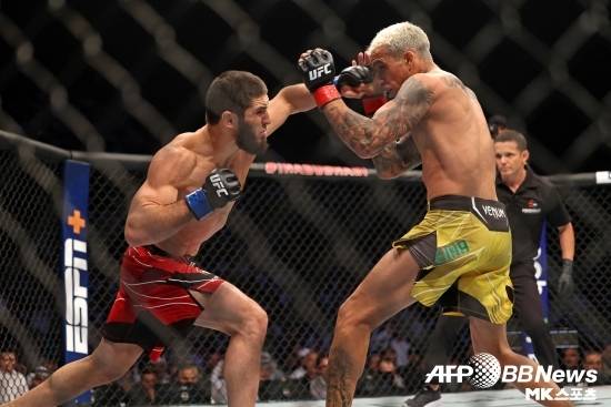 올리베이라는 과연 ‘라이트급 챔피언’ 마카체프의 벨트를 다시 자신의 허리로 가져올 수 있을까. ‘백사장’은 충분히 긍정적인 시그널을 보냈다. 사진=AFPBBNews=News1