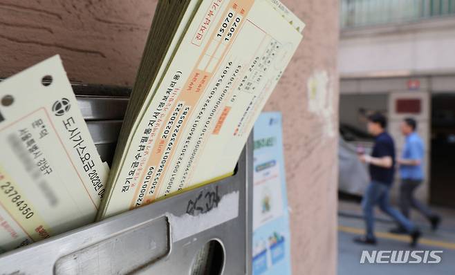 [서울=뉴시스] 권창회 기자 = 전기요금이 내일부터 ㎾h당 8원 오른다. 가스요금도 MJ당 1.04원 인상된다. 이에 따라 4인 가구의 한 달 전기·가스요금 부담은 총 7400원 증가할 것으로 예상된다. 사진은 15일 오후 서울 시내 주택밀집지역 우편함에 꽃혀있는 도시가스와 전기요금 고지서. 2023.05.15. kch0523@newsis.com