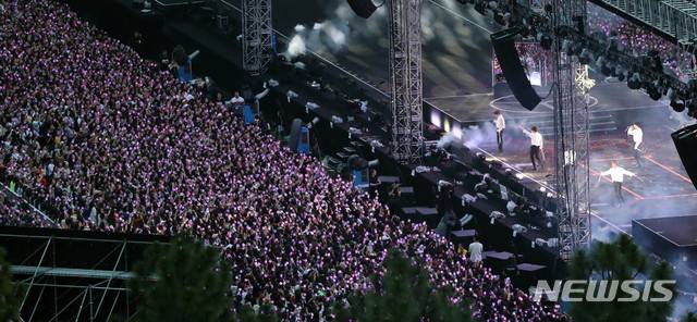 [부산=뉴시스] 하경민 기자 = 15일 부산 연제구 아시아드보조경기장에서 방탄소년단(BTS) 팬클럽 '아미' 2만여 명이 참여한 가운데 BTS 팬미팅 행사가 열리고 있다. 2019.06.15.   yulnetphoto@newsis.com