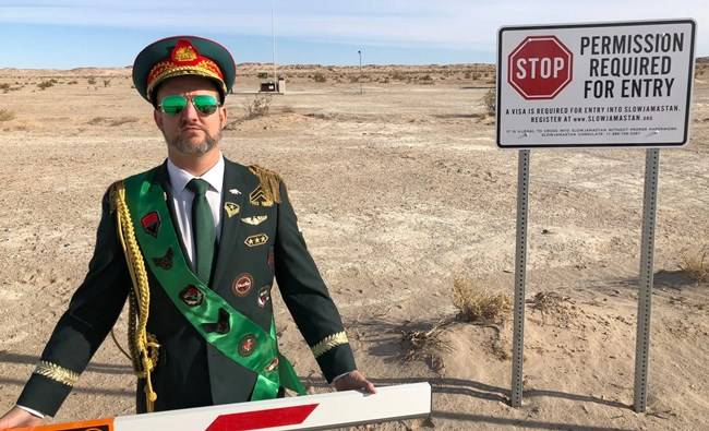 라디오 DJ로 활동하는 자칭 술탄인 랜디 윌리엄스가 캘리포니아 사막에 ‘슬로우자마스탄’(Slowjamastan)을 건국했다.