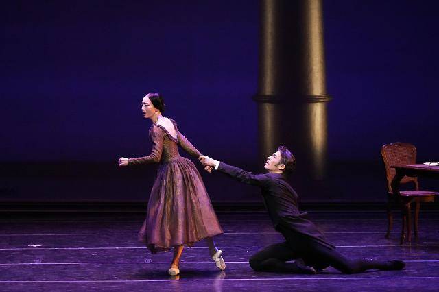 발레 ‘오네긴’에서 연기하고 있는 강미선(왼쪽)과 이현준. 사진 제공=유니버설발레단