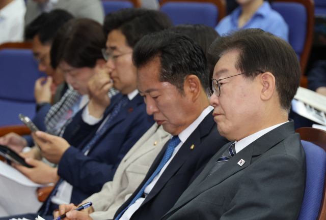 이재명 더불어민주당 대표가 12일 국회에서 열린 당 의원총회에 참석하고 있다. 연합뉴스